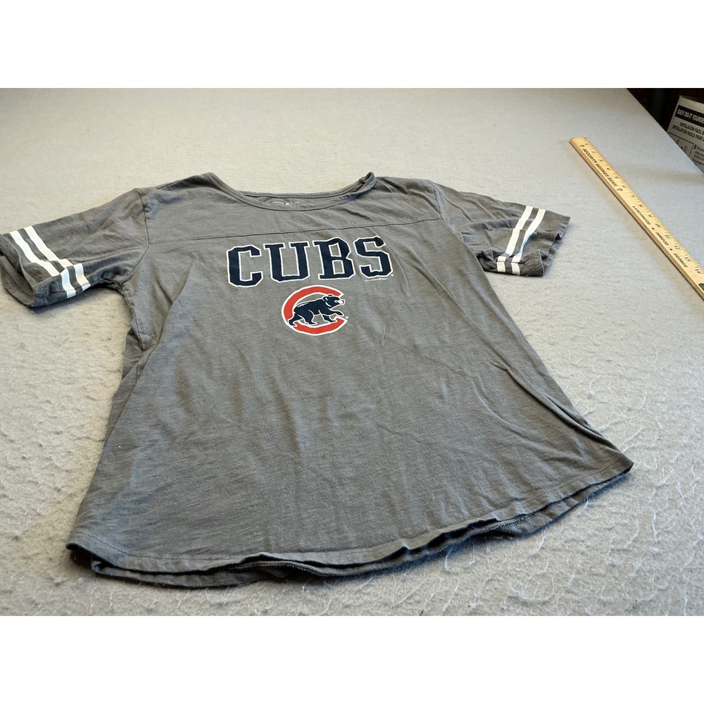 5th & Ocean Chicago Cubs T-Shirt Gray Athletic Stripe Sleeve Medium MLB Baseball